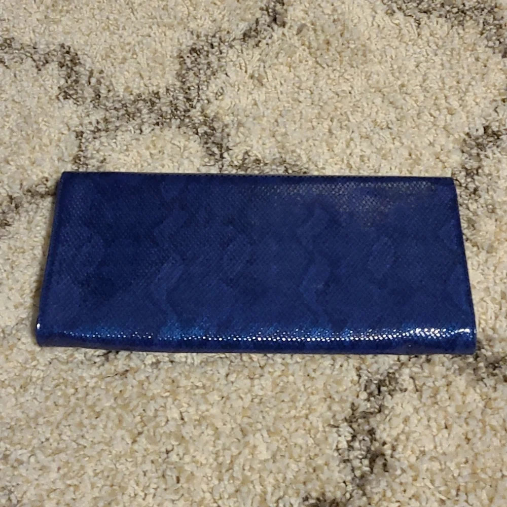 NWOT Blue Snake Print White House Black Market Clutch - Picture 7 of 8
